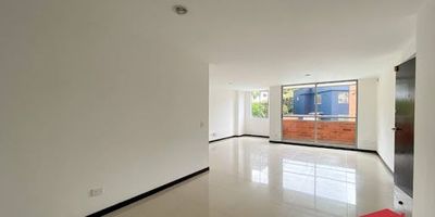 Amplio apartamento ubicado en una excelente zona rodeada de amplias áreas verdes, perfecto para aquellos que buscan vivir en un entorno fresco y tranquilo. Este espacioso apartamento cuenta con un área total de 115 metros cuadrados, distribuidos en 3 habitaciones, cada una con su respectivo closet, 2 baños y una habitación de servicio con su respectivo baño. Además, incluye un espacio de estacionamiento y dos cuartos útiles. El apartamento forma parte de un proyecto residencial que ofrece excelentes comodidades, como piscina, parque infantil, gimnasio, salón social, áreas verdes y estacionamientos para visitantes. El sector cuenta con varias vías de acceso y se encuentra cerca del Colegio Cumbres, Mall Terracina, City Plaza y Mall Guadalcanal. También hay rutas de transporte público que conectan con el metro en la zona.