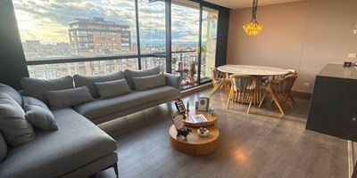 Arriendo Apartamento en Teusaquillo Ubicado en sector estratégico de la ciudad, cerca av el dorado y calle 34, fácil acceso al transporte público, conjunto residencial cuenta con vigilancia privada, salón social, piscina, gym, baños sociales, salón de juegos, salón infantil. Apartamento de sala, comedor, baño social, cocina abierta, zona de lavandería independiente, balcón, tres alcobas con closet, principal con baño privado y vestier, sala de TV, persianas con control y sistema de Domótica con Alexa, baño de alcobas, dos parqueaderos y deposito. 