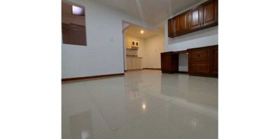 Se renta apartaestudio en el norte de la ciudad. El canon de arrendamiento incluye los servicios de agua y energía. Cerca a centros comerciales, zona bancaria, sector salud.
