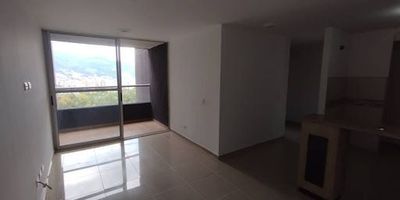 Apartamento en arriendo en sector de Bello. Cuenta con amplios y cómodos espacios, 3 habitaciones, 2 baños, sala comedor, cocina integral, zona de ropas, balcón, closets, parqueadero cubierto, calentador a gas, con buena iluminación y ventilación natural, todo dentro de un ambiente familiar, tranquilo y seguro. Con cómodas vías de acceso y cercano al Obrero, C.C Fabricato, politécnico Jaime Isaza Cadavid, Cabañas, con fácil acceso a transporte público cercano. Este apartamento es para ti. Si deseas más información, contáctanos.