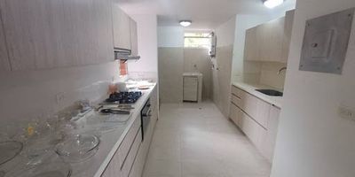 Excelente Apartamento Tranquilo, con vista, cerca a Ámsterdam, vías de acceso, tres alcobas, salón comedor, cocina integral, balcón, contacto Edwin Restrepo 3136287282