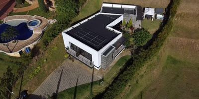 Lujosa casa en exclusiva parcelacion cerrada del mirador de san judas en la vereda las lomitas sabaneta. Esta impresionante casa de 315 metros cuadrados construidos sobre un lote de 1.100 metros cuadrados 
