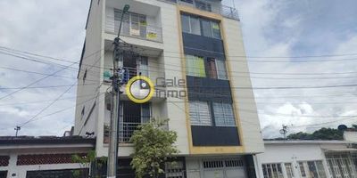 Apartamento en Arriendo en Bucaramanga - La Victoria, cuenta con 3 alcobas, 2 baños, sala-comedor con balcón, cocina integral, zona de ropas y 1 parqueadero asignado. Ubicado dentro de un Edificio tradicional. 