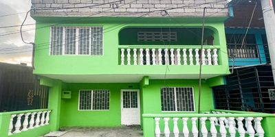 2 Salas, 2 Comedores, Baño Social, 6 Habitaciones, Baño Privado, 2 Cocinas, Patio Interior, Terraza, Balcón.