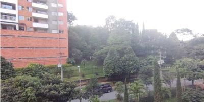 APARTAMENTO EN ALQUILER EN ENVIGADO -CUMBRES, TIENE UN AREA DE 100 METROS MUY BIEN DISTRIBUIDOS, ALCOBA PRINCIPAL AMPLIA CON VAÑO Y VESTIER INDEPENDIENTES, ESTUDIO Y PARQUEADERO DOBLE LINEAL, LA UNIDAD CURNTA CON PISCINA, JUEGOS INFANTILES Y SALON SOCIAL, SERVICIO DE ALIMENTADORES DEL METRO,CERCA DE  TIENDAS ARA, PANADERIA Y SUPERMERCADOS. CODIGO 9544601
