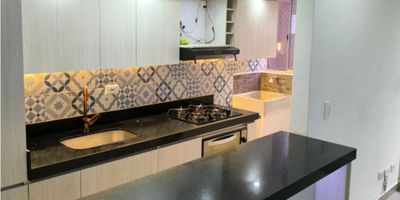 Apartamento eb Venta en La Estrella, Antioquia, una zona de alta valorización y excelente conectividad. Con 50 m² de área construida y privada, esta propiedad te ofrece una distribución eficiente con 3 alcobas, 2 baños completos, armarios empotrados y un balcón privado para disfrutar de la vista.

Cuenta con cocina integral con gas domiciliario, calentador, zona de ropas y pisos en cerámica y mármol que le dan un toque elegante y fácil de mantener. La unidad residencial ofrece múltiples amenidades para tu bienestar: piscina, gimnasio, sauna, turco y zonas verdes que te conectan con un ambiente tranquilo y natural.

Además, disfrutarás de seguridad 24/7, portería, ascensor y circuito cerrado de TV. Su excelente ubicación te permite estar cerca de colegios, universidades, centros comerciales, parques y con acceso inmediato al transporte público.

Ideal para quienes desean calidad de vida, comodidad y contacto con la naturaleza sin salir del área metropolitana. ¡Contáctanos y agenda tu visita!

Recuerda que te ayudamos en todo el proceso de tu crédito de vivienda!
