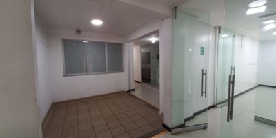 Área 28 mts aproximadamente, 2 espacios para oficinas, 1 baño, piso 2 por escalas, cerca a la estación floresta.