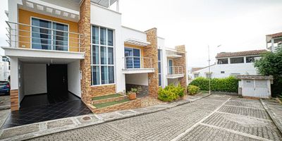 Casa de 3 pisos, distribución Piso 1: garaje, sala, comedor, cocina, 2 baños, habitación, zona de ropas. Piso 2: 3 alcobas, 2 baños, estar de tv, Piso 3: alcoba, baño, terraza. Área piso 1: 72,00m², piso 2: 72,00m², piso 3: 49,00m² . Área libre de 36,00m² así: patio de ropas piso 1 de 6,00m² y terraza del piso 3 de 30,00 m². Estrato 3.