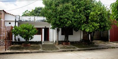 En venta en Pelaya, Cesar, casa ubicada en el Barrio 2 de Febrero. Esta propiedad urbana de un piso, estrato 2, cuenta con 226 m² construidos. Ofrece 3 habitaciones, 3 baños, sala, comedor, cocina, un estar de TV y patio. Disfrute de la seguridad que brinda un inmueble con vigilancia. Con 23 años de antigüedad, esta casa es una alternativa a considerar para quienes buscan espacio y comodidad en Pelaya, con fácil acceso a los servicios de la ciudad. Contacte para más información o para visitar este inmueble.