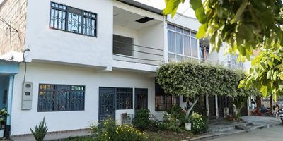 Estrato 4, casa de 2 pisos, vetustez 11 años distribución: 2 salas, 2 comedores, estar, 6 habitaciones, 2 baños, 2 cocinas, patio, terraza, balcón, zona verde,