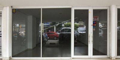 Estrato 4, local comercial, distribución: área local, baño. bahía común, vetustez 7 años, estrato 4.