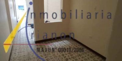 Arrendamos esta casa ubicada en belen san bernardo con un area de 70 mts2, cuenta con sala comedor, 3 alcobas, 2 closet, cocina integral, red de gas, 2 patios, 1 baño, piso en baldosa.https://www.inmobiliariatrianon.com/inmueble/4672