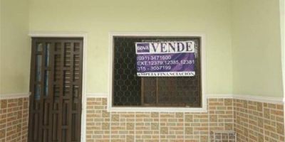 Inmueble con disposición medianera, con las siguientes dependencias: sala, comedor, cocina, 4 habitaciones, 2 baños, patio de ropas , terraza y garaje. Vetustez 13 años.