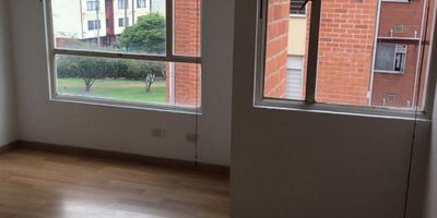 3 HABITACIONES 2 BAÑOS SALA COMEDOR COCINA INTEGRAL PISOS EN MADERA SIN PARQUEADERO, SON COMUNALES .