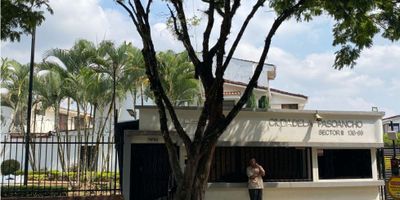 CASA EN ALQUILER CALI AL SUR CR CIUDADELA PASOANCHO, dos niveles con 240 metros construidos. En el primer nivel cuenta con parqueadero para dos autos, sala comedor muy amplia, cocina integral, baño social, patio, zona de oficios y estudio. En el segundo nivel dispone de tres habitaciones con clóset, la habitación principal con vestier y baño privado, además de baño social. La vivienda está remodelada, con piso en porcelanato y antejardín amplio. La unidad ofrece excelentes zonas comunes: piscina para adultos, piscina para niños, juegos infantiles, salón social, cancha múltiple, turco y sauna. Se encuentra cerca de vías principales, Pasoancho, Alkosto, con transporte público de fácil acceso en un sector tranquilo y residencial. (COD 9478478 - CARRERA 81 # 13 B - 69 CASA 81 CR CIUDADELA PASOANCHO)
