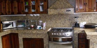 Área terreno mil metros cuadrados, por Escrituras, real mil doscientos cincuenta metros cuadrados, cuarenta metros cuadrados de caballerizas, Sala comedor, tres alcobas con closet y baño cada una, tina, jacuzzi, estudio con mueble de biblioteca, patio cuarto y baño de servicio, veinte garajes descubiertos, planta telefónica, licencia de construcción