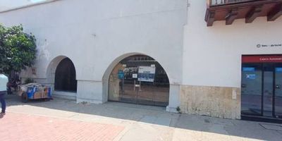 Inmueble ubicado en zona comercial del barrio Nariño, esquinero, doble frente, Oficinas 220M2, Bodega 105 M2, 2do nivel. 104,54 M2. Vetustez 23 años.