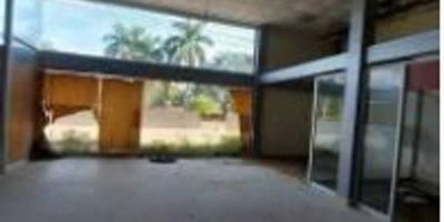 Local comercial de dos pisos esquinero en zona céntrica y bancaria. Con 3 oficinas, cocina, en el segundo piso se encuentra baterías de baños. Vetustez de 8 años