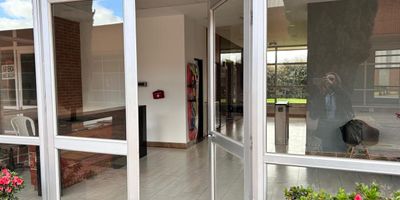 Oficina iluminada, ubicada en el centro empresarial Oikos, cuenta con parqueadero, baños sociales, pisos en alfombra, vigilancia permanentemente 