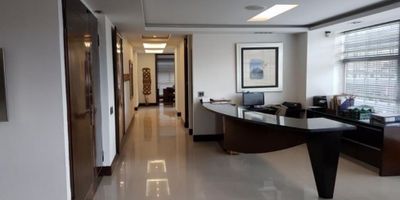 Oficina exclusiva ubicada en el sector de Chicó, una de las zonas empresariales más destacadas del norte de la ciudad. Espacio moderno, completamente amoblado, ideal para empresas que buscan confort, diseño y funcionalidad en un entorno corporativo de alto nivel.

Características principales
Área total: 214 m² // Recepción con puerta blindada // Cuatro oficinas privadas // Dos salas de juntas // Cuatro baños // Área de cocineta y cafetería // Siete parqueaderos privados // Sistema de videobeam con pantalla eléctrica // Sistema de sonido Bang & Olufsen // Acabados de lujo y mobiliario ejecutivo de alta gama.
