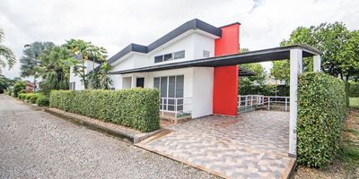 Sala, Comedor, Baño Social, Estar, 3 Habitaciones, 3 Baños Privados, Cocina, Patio Interior, Jardín, Zona Verde, 2 Garajes,