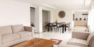 Apartamento en arriendo cerca a restaurantes, centros comerciales, tiendas, supermercados de cadena, parques, rutas de transporte, colegios y zonas complementarias del sector. Piso en mármol y cerámica, sala comedor, estar de TV, 3 alcobas con vestier y baño en la principal, baño social, para un total de 3 baños, cocina integral abierta  y zona de ropas. *Inmuebles sujetos a verificación de disponibilidad*

