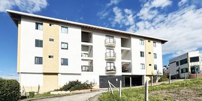 Apartamento para estrenar en Socorro, Santander, disponible para venta. Ubicado en el 2do piso del Conjunto Residencial La Cantera Club House, en el barrio Socorro. Este inmueble de 59.23 m² cuenta con 2 habitaciones y 1 baño. Incluye sala, comedor, cocina, balcón, zona de ropas y un parqueadero. El conjunto ofrece vigilancia para su tranquilidad. Ideal como su nuevo hogar, este apartamento estrato 2 tiene un valor de $181.000.000. Contáctenos para más detalles o agendar una visita.