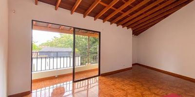 Casa en arriendo ubicada en Envigado, El Trianon cercano a la iglesia san Ignacio de antioquia, con ruta del metro integrada, consta de amplios espacios con buenos acabados,  dispone de sala-comedor amplia, balcón, cocina integral con red de gas, zona de lavandería con calentador a gas, 3 habitaciones con closet, 2 baños. sector tranquilo.