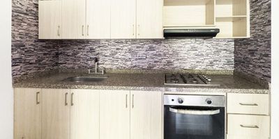 Apartamento en venta en Piedecuesta, Santander, ubicado en el barrio PASEO DEL PUENTE ET II. Con un precio de $198,000,000, este inmueble para estrenar, en el primer piso, ofrece 57.90 m² de área construida. Cuenta con 2 habitaciones, 2 baños, sala, comedor, cocina, balcón, estudio y estar. Incluye un parqueadero y dispone de vigilancia para su seguridad. Una excelente opción de compra en Piedecuesta. Contáctenos para más detalles y visitas.