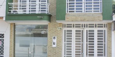 Casa para estrenar en venta en Acacías, Meta, ubicada en el Barrio Juan Mellao. Este inmueble de un solo nivel ofrece 259.20 m² de área construida, ideal para familias. Cuenta con 4 habitaciones, 4 baños, sala, comedor, estudio y dos cocinas, brindando comodidad y funcionalidad. Disfrute de un patio interior, balcón y depósito. La propiedad incluye 2 parqueaderos y servicio de vigilancia, proporcionando tranquilidad. Un diseño moderno listo para ocupar. Precio de venta: $670,000,000. Para conocer más detalles de esta casa en Acacías, contáctenos a través de WhatsApp, las opciones de quiero que me contacten o para ver los teléfonos.