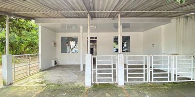 Casa en venta en Acacías, Meta, lista para estrenar. Ubicada en el Barrio Juan Mellao, cerca del centro, esta propiedad de un piso ofrece 119 m² de área construida. El inmueble se distribuye en sala, comedor, cocina, 4 habitaciones, 1 baño, y cuenta con un patio y un patio interior. Para su comodidad y seguridad, la casa dispone de vigilancia. Una excelente oportunidad de compra en Acacías por $320,000,000. Ideal para quienes buscan un hogar nuevo y funcional en una ubicación céntrica. Interesado en esta casa en venta en Acacías? Contáctenos para más información o agendar una visita. Consulte las opciones de WhatsApp, quiero que me contacten o ver teléfonos.