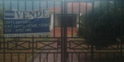 Área de terreno 2.421 M2. La vivienda tiene las siguientes dependencias:  sala, alcoba principal con baño y vestier, tres alcobas con baño privado, baño social, cocina, comedor, cuarto de servicio con baño, depósito, patio de ropas, corredor alrededor de la casa, piscina con baño, turco, jacuzzi, sauna, terraza cubierta con  baño, cuarto de máquinas, tanque de reserva subterráneo con agua potable y amplias zonas verdes. Vetustez 11 años. Vr. Admón. $838.000.