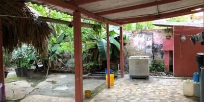 Área de terreno 511 M2. Casa urbana medianera con las siguientes dependencias: Sala, comedor, cocina, Patio interior, terraza, 4 habitaciones,  un baño privado, baño social y garaje. Vetustez 33 años.