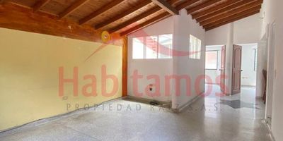 Casa 2 piso  ubicado en el Salvador con 91 mts , con 2 alcobas y 2 baños , cocina semi integral y cuenta  con amplia terraza y con mucha facilidad de transporte público .