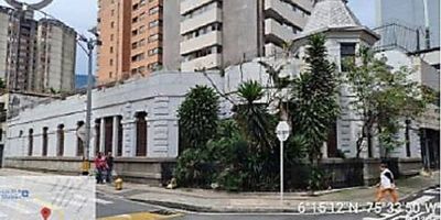 Local  esquinero cerca al centro de la ciudad,  con disposición comercial y declaración patrimonial.  Posicionado en dos lotes jurídicamente independientes, unidos físicamente con áreas amplias de circulación, zona de oficinas, cajas, baños, y cocineta. Vetustez 61 años.