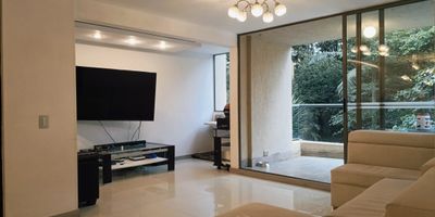 Apartamento en venta en unidad cerrada ubicada en un sector residencial, con fácil acceso a vías principales, cerca a supermercados, restaurantes, parques, canchas deportivas y variedad de servicios complementarios de la zona Piso en porcelanato, sala comedor, estudio, 3 alcobas con closet y baño en la principal, baño social, cocina integral abierta tipo americano, zona de ropas, balcón, útil y parqueaderos lineales cubiertos. Conjunto cerrado con ascensores, piscina, gimnasio, salón social, sauna, turco, parques infantiles, placa polideportiva, cancha de tenis, zonas verdes, vigilancia y portería 24 horas y circuito cerrado de TV. *Inmuebles sujetos a verificación de disponibilidad*
