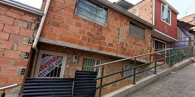 Encantador y confortable apartamento ubicado en el barrio El Espino, con fácil acceso y una ubicación estratégica que brinda tranquilidad y comodidad. Es ideal para familias pequeñas o personas que buscan practicidad y buena movilidad. El inmueble cuenta con una excelente distribución que aprovecha al máximo cada espacio dos habitaciones, un baño, sala-comedor y cocina funcional. Además, dispone de buena iluminación natural que proporciona un ambiente cálido y acogedor. No cuenta con parqueadero, lo que lo convierte en una opción ideal para quienes priorizan ubicación y confort en un entorno residencial tranquilo. Para mayor información comuníquese al número 311 583 1202 o al correo electrónico luis.martinezinmobiliariabogota.com. El equipo de Inmobiliaria Bogotá está comprometido en brindar una experiencia de vida excepcional a nuestros clientes desde el momento en que se unen a nuestra comunidad.