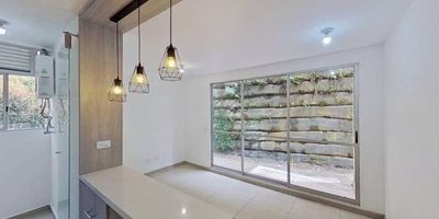 Apartamento en venta de 49m², con vista interior, ubicado en un - 9no piso (Torre 3 Apto 9903), acceso por ascensor y escaleras, parqueadero propio (192). Consta de 2 habitaciones, 2 baños, sala comedor, cocina integral y zona de lavandería. Tiene piso cerámico en todas sus zonas. El conjunto cuenta con zona infantil, zona de juegos, piscina, zonas húmedas, salón social, coworking, zonas verdes y vigilancia privada las 24 horas. Cerca de almacenes de cadena como Ara y D1; cerca al Colegio Eduardo Uribe Botero; Vía de acceso por la Via Potrero Chico.
 h_property_nid_ref:  17213330053
 h_property_uuid_detail:  69f72501-4981-49b5-a60b-4658ea1695de
 ubicacion: Rionegro,Rionegro
 Inmueble ofertado por nuestro aliado HABI.