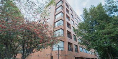 Apartamento de tres alcobas muy amplias, la principal con baño privado. Sala y comedor en espacios independientes, con excelente entrada de luz natural y vista exterior. terraza de uso exclusivo de 60 mts 
 Cocina semi abierta con barra amplia zona de lavandería Cuenta con parqueadero doble en línea. Edificio de construcción tradicional. Ubicado en el exclusivo sector de La chico sectro 2, reconocido por su ambiente residencial de alto nivel, rodeado de zonas verdes, parques, clinicas, reconocidos restaurantes,  y fácil acceso a importantes vías de la ciudad.