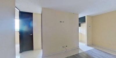 Apartamento en venta de 46 m², con vista exterior, ubicado en un 4to piso (Torre 30 Apto 403), con acceso por escaleras. Dispone de 3 habitaciones, 1 baño, sala comedor, cocina y zona de lavandería, con pisos en cerámica en todas sus áreas para mayor practicidad y fácil mantenimiento. El conjunto ofrece salón social, parque infantil y vigilancia privada las 24 horas, brindando seguridad y bienestar. Su excelente ubicación lo conecta con almacenes de cadena como Ara y Olímpica, el colegio Fe y Alegría, además de contar con vías de acceso como la Carrera 7 y la Calle 131, lo que lo convierte en un lugar ideal para vivir en familia con comodidad.
 h_property_nid_ref:  20033521843
 h_property_uuid_detail:  53089ae1-2628-443f-b018-b36c8a7e404f
 ubicacion: Barranquilla,Caribe Verde
 Inmueble ofertado por nuestro aliado HABI.