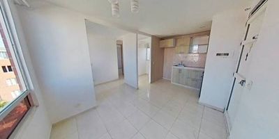 Apartamento en venta de 43M², con vista interior, ubicado en un 5to piso (Torre 19 Apto 501), acceso por escaleras, parqueadero comunal. Consta de 2 habitaciones, 1 baño, sala comedor, cocina integral y zona de lavandería. Tiene piso cerámico en todas sus zonas.  El conjunto cuenta con parque infantil, salón comunal, cancha y vigilancia privada las 24 horas. Cerca a centros comerciales Muelle del Rio y Jardín del Rio; cerca a almacenes de cadena como Olímpica, Tiendas D1 y Ara; Vías de acceso por la carrera 42 y calle 112.
 h_property_nid_ref:  43317877334
 h_property_uuid_detail:  6ec11469-8566-4024-b35b-f4d52dabe9fc
 ubicacion: Barranquilla,Alameda del Rio
 Inmueble ofertado por nuestro aliado HABI.