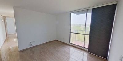 Apartamento en venta de 50 m2, con vista exterior, ubicado en un 4to piso (Torre 1, Apto 403), acceso por escaleras, . Consta de 3 habitaciones, 1 baños, sala comedor, cocina integral y zona de lavandería. Tiene piso cerámico en todas sus zonas. El conjunto cuenta con salón social, piscina, cancha múltiple, parque infantíl  y vigilancia privada las 24 horas.; Cerca a sede SENA; Vías de acceso por la carrera 9G y calle 136.
 h_property_nid_ref:  15289517184
 h_property_uuid_detail:  3d464481-2fa1-4f32-bf00-84587dbff036
 ubicacion: Barranquilla,Caribe verde
 Inmueble ofertado por nuestro aliado HABI.