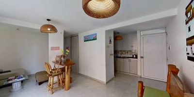 Apartamento en venta de 56M², con vista exterior, ubicado en un 2do piso (Torre 1 Apto 203), acceso por ascensor, parqueadero comunal. Consta de 2 habitaciones, 2 baños, sala comedor, cocina integral y zona de lavandería. Tiene piso cerámico en todas sus zonas. El conjunto cuenta con salón social, piscinas, zona bbq, parque infantil y vigilancia privada las 24 horas. Cerca a centro comercial Jardin del Rio y Muelle del Rio; cerca a almacenes de cadena como Olímpica, Tiendas D1 y Ara;  Vías de acceso por la calle 112.
 h_property_nid_ref:  37465087349
 h_property_uuid_detail:  d49a57d0-e740-490c-b88d-d2eab55dd477
 ubicacion: Barranquilla,Alameda del Rio
 Inmueble ofertado por nuestro aliado HABI.