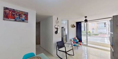Apartamento en venta de 56M², con vista interior, ubicado en un 1er piso (Torre 3 Apto 113), parqueadero propio cubierto (729). Consta de 2 habitaciones, 2 baños, sala comedor, cocina integral y zona de lavandería. Tiene piso cerámico en todas sus zonas. El conjunto cuenta con salón social, zona infantil, cancha, piscinas, gimnasio y vigilancia privada las 24 horas. Cerca a centro comercial Portal del Prado; cerca a almacenes de cadena como Tiendas Ara, Olímpica; cerca a colegio María Auxiliadora; cerca a Universidad Libre, Simón Bolívar y Universidad de la Costa; cerca a estación de Transmetro La Catedral; Vías de acceso por la calle 53 y carrera 44.
 h_property_nid_ref:  36669557254
 h_property_uuid_detail:  46e63bc4-a4c8-4893-8a95-c34503db145f
 ubicacion: Barranquilla,El Rosario
 Inmueble ofertado por nuestro aliado HABI.