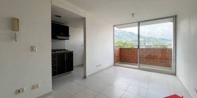 Apartamento en venta ubicado en Envigado barrio San Rafael, cuenta con buena iluminación. Consta de 3 habitaciones con clóset, baños cabinados, sala-comedor, cocina integral, zona de ropas y balcón con excelente vista panorámica, La unidad residencial ofrece portería 24 horas, ascensor y parqueaderos comunes. Se encuentra en zona residencial tranquila, está cerca de colegios, supermercados, una iglesia y además cuenta con acceso a rutas integradas del metro.