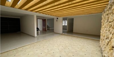 CODIGO 9553FR846  Se vende amplia casa ubicada en la hermosa ciudad de Cartagena de Indias, en el estado de Bolívar. Con una impresionante área total de 385 M2, esta propiedad ofrece un gran terreno, construido con una construcción de 385 M2 y una zona privada igualmente grande de 385 M2, perfecta para aquellos que valoran el espacio y la privacidad.

Cuenta con 3 habitaciones, 2 baños y 2 garajes, lo que la convierte en una excelente opción para familias. Además, su interior está diseñado para adaptarse a la comodidad de los animales ya que admite mascotas. La casa tiene todos los servicios necesarios, como agua, armarios empotrados y sistema de calentador, además de dos baños completos en las habitaciones principales. También se incluyen características modernas y cómodas, como un balcón ideal para relajarse y una barra al estilo americano para compartir comidas con amigos y familiares. La integración de la cocina y la sala de estar permite una mayor conexión y facilita la convivencia diaria.

Sus características internas adicionales incluyen aire acondicionado, sistema de alarma, chimenea, internet, una sala de usos múltiples y suelos de cerámica y mármol, lo que le da un toque de elegancia y exclusividad. También cuenta con habitaciones para servicio de limpieza y conductores y una amplia biblioteca o estudio para aquellos que trabajan desde casa.

Pero no solo es por dentro que esta propiedad enamora, su exterior también es impresionante. Cuenta con acceso pavimentado y una amplia área social, perfecta para entretener a los invitados. Está ubicada en una urbanización cerrada y cuenta con vigilancia las 24 horas del día para mayor seguridad. Además, está rodeada de zonas verdes y áreas deportivas, permitiendo una vida saludable y activa para toda la familia.

La zona en la que se encuentra es también muy atractiva, con centros comerciales, colegios y universidades cercanas, así como también áreas turísticas y espacios para acti