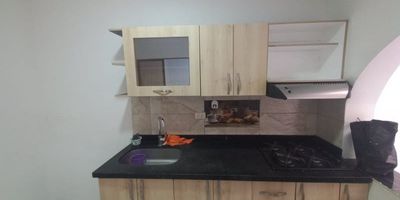 Area 146 mts, 5 alcobas, con closet, 2 baños, sala comedor, cocina integral, zona de ropas, patio, no cuenta con parqueadero.