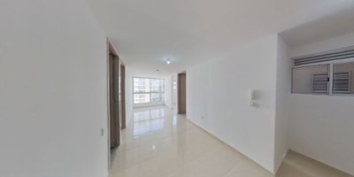 955FR3872

Hermoso apartamento de 55 m² ubicado en el conjunto Florencia, en el exclusivo sector de Miramar. Con una antigüedad de 2 años y diseño remodelado, ofrece 2 habitaciones, 2 baños, sala de estar, estudio y una moderna cocina integral. Situado en el piso 4 de la torre 1, cuenta con ascensor, vista exterior y parqueadero cubierto independiente. Sus pisos en cerámica y acabados contemporáneos brindan confort y estilo. Ideal para quienes buscan un hogar moderno, bien ubicado y listo para habitar en una de las zonas más valorizadas de la ciudad.
