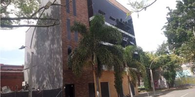 Este edificio en renta en Guayabal es una excelente opción para empresas que buscan un espacio amplio y funcional. Cuenta con un primer nivel equipado con puerta camión y cortinas metálicas, ideal para carga y descarga de mercancía. Los tres niveles superiores disponen de amplias ventanas de piso a pared, lo que proporciona una excelente iluminación natural. Cada piso tiene su propio baño y ofrece una superficie de 270 metros cuadrados, sumando un área total de 1,080 metros cuadrados.

El edificio es completamente nuevo y se encuentra en una ubicación estratégica, con gran visibilidad y fácil acceso para clientes y proveedores. Su diseño moderno y versátil lo hace ideal para múltiples usos comerciales o empresariales.

 
