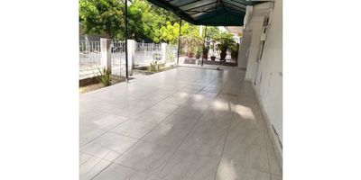 En una de las zonas más importantes  de Colombia, se encuentra disponible para alquilar un excelente consultorio en Cartagena de Indias, ubicado específicamente en el departamento de Bolívar. Con una amplia área construida de 300 M2, este inmueble ofrece el espacio perfecto para establecer tu negocio en un lugar de gran demanda y crecimiento.

Este consultorio cuenta con 5 baños, recepcion. sala de espera, cocineta y 14 consultorios, lo que brinda comodidad y privacidad tanto para los pacientes como para el personal médico. Además, el acceso para personas discapacitadas es uno de los puntos destacados de esta propiedad, asegurando que todos los usuarios puedan acceder sin limitaciones.

Una de las ventajas que ofrece este inmueble es su ubicación en un centro médico, lo que garantiza una mayor visibilidad y reconocimiento en el ámbito de la salud. Estar ubicado sobre una vía principal es un factor clave para el éxito de cualquier negocio, ya que permite un fácil acceso tanto en transporte público como en vehículo particular.

Si estás buscando una propiedad que te brinde un ambiente tranquilo y agradable, este consultorio no te decepcionará. Al estar rodeado de zonas comerciales, podrás contar con una amplia variedad de servicios y comodidades a tu disposición. Además, podrás disfrutar de una hermosa vista gracias a la presencia de árboles frutales en la zona.

No pierdas la oportunidad de establecer tu consultorio en esta excelente ubicación en Cartagena de Indias, una ciudad llena de historia y belleza. Contáctanos ahora mismo para conocer más detalles sobre este inmueble y hacer realidad tu sueño de tener un negocio exitoso en una de las ciudades más importantes de Colombia.
